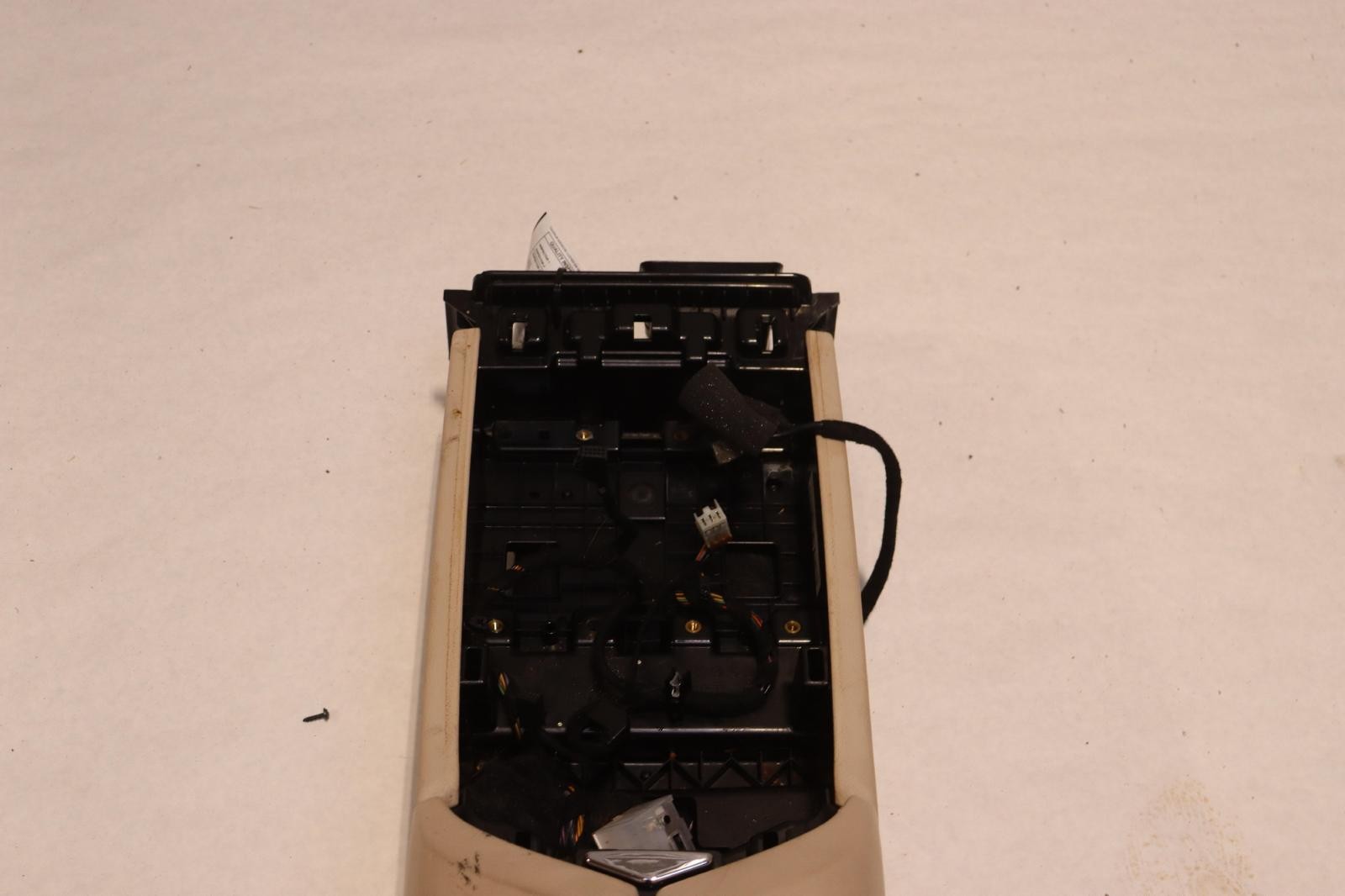 2014-2017 MASERATI QUATTROPORTE FRONT CENTER CONSOLE COMPARTMENT W/ ARMREST OEM