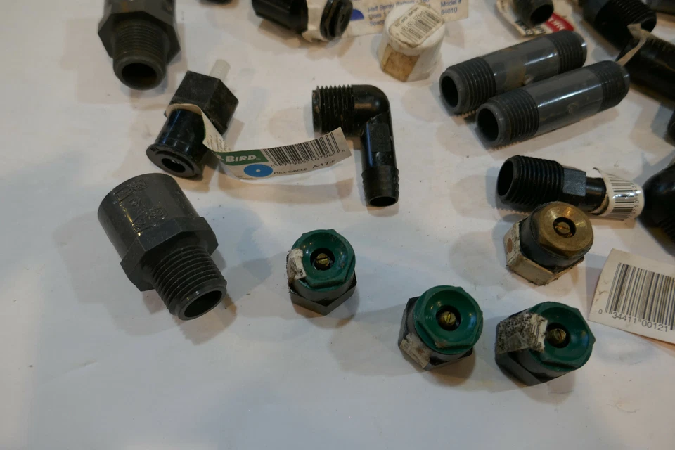 Gran lote de piezas del sistema de rociadores, pulverizadores, piezas de tuberías, tetinas, codos ect Foto 3 de 4