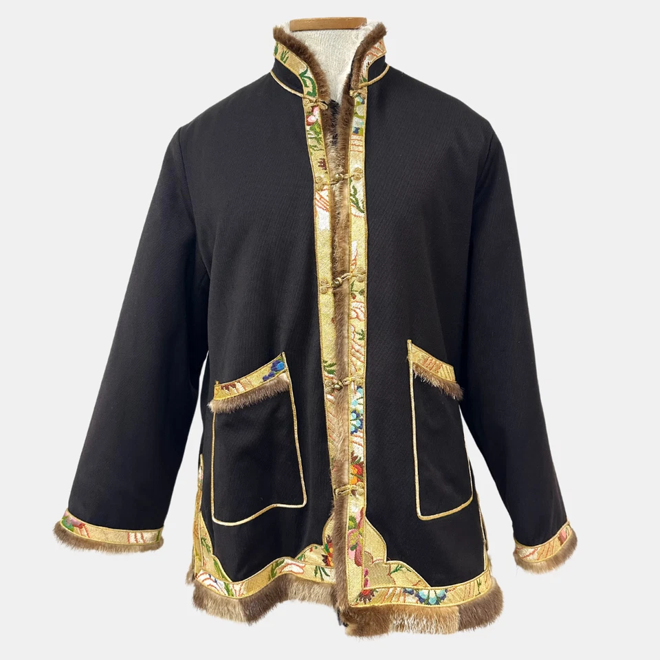 Abrigo negro mongol/tibetano forrado de piel vintage con detalles de brocado dorado Foto 2 de 4