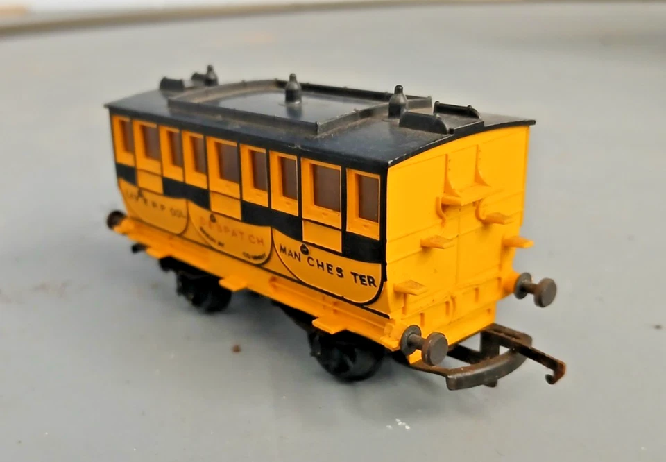 Triang R621 OO Gauge Stephensons Rocket Coach Times - Image 2 of 4