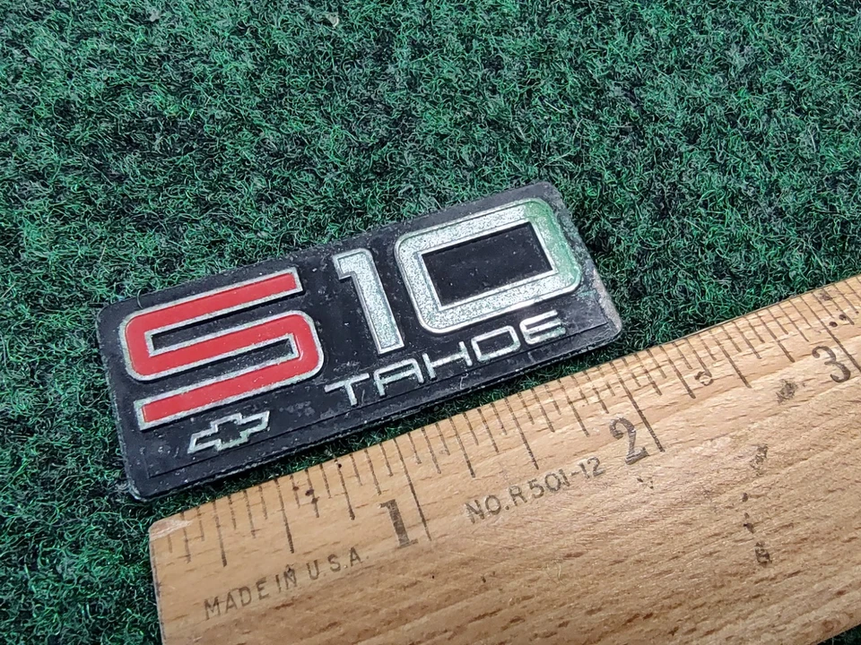 1982-93 Chevrolet Chevy S10 Tahoe caixa de luvas emblema logotipo emblema 2S7 - Imagem 3 de 4
