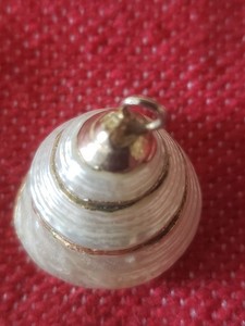 Authentic VINTAGE IRIDESCENT COWRIE WHITE SEASHELL GOLD PLATED CHARM PENDANT SO PRETTY