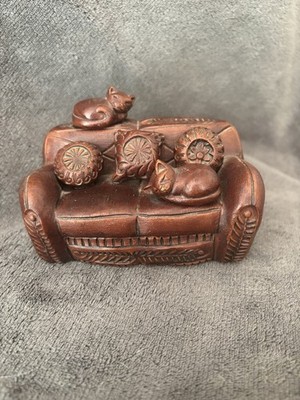 Handgefertigte Keramik Katzen auf einem Sofa Statue aus Frankreich