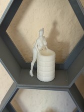 Deko Slotcar Figur Sexy Frau mit Reifenstapel FSFMR unbemalt für Carrera 132 Uni