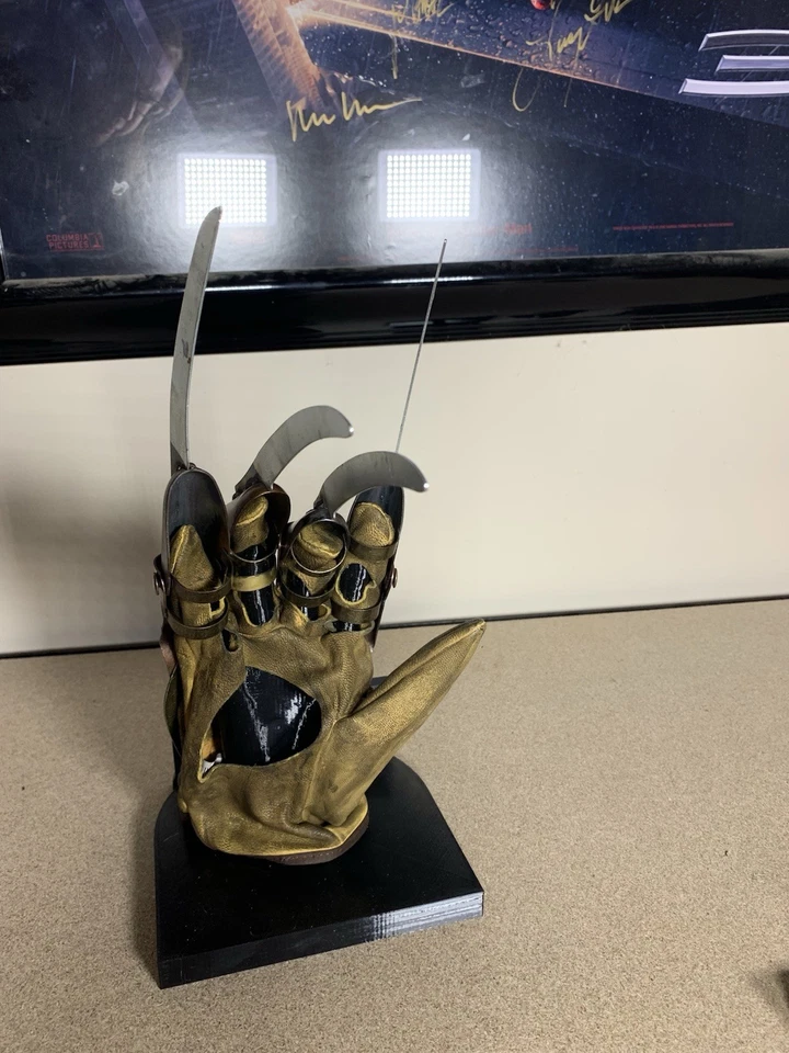 Soporte de exhibición de guantes Freddy Krueger Pesadilla en Elm Street utilería Foto 4 de 4