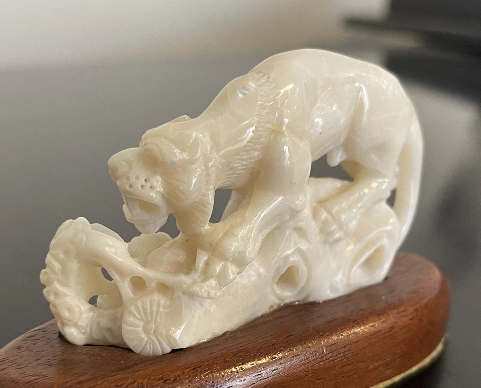 FINELY CARVED CHINESE FU LION BIXIE TIGER FIGURE WHITE OPAL STONE - Image 4 of 4