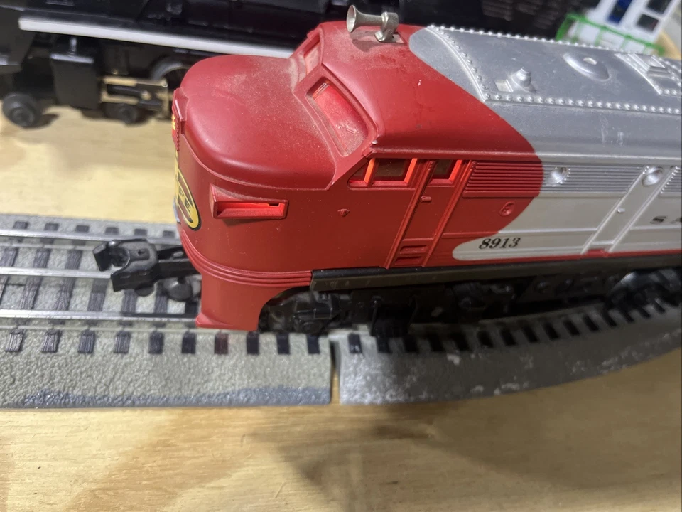 LIONEL O GAUGE TRAIN SANTA FEDIESEL LOCOMOTIVE 8913 - Image 3 of 4