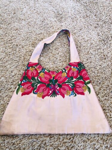  Vintage Guatemalan satin purse with embroidered flowers--as is - Afbeelding 1 van 10