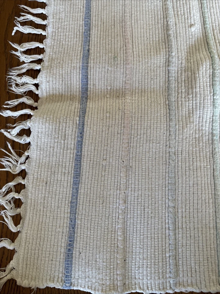 "Alfombra tejida vintage con flecos 35x21"" blanca con rayas azules, verdes, rosas" Foto 3 de 4
