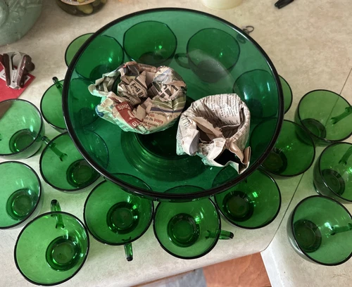 VINTAGE ANCHOR HOCKING EMERALD GREEN GLASS PUNCH BOWL SET & 16 CUPS