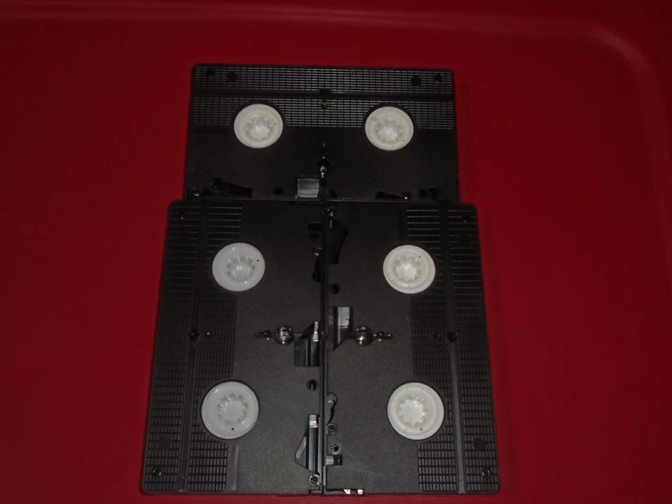 Scooby-Doo and the Alien Invaders on Zombie Island and the Witch's Ghost VHS Lot - Image 4 of 4