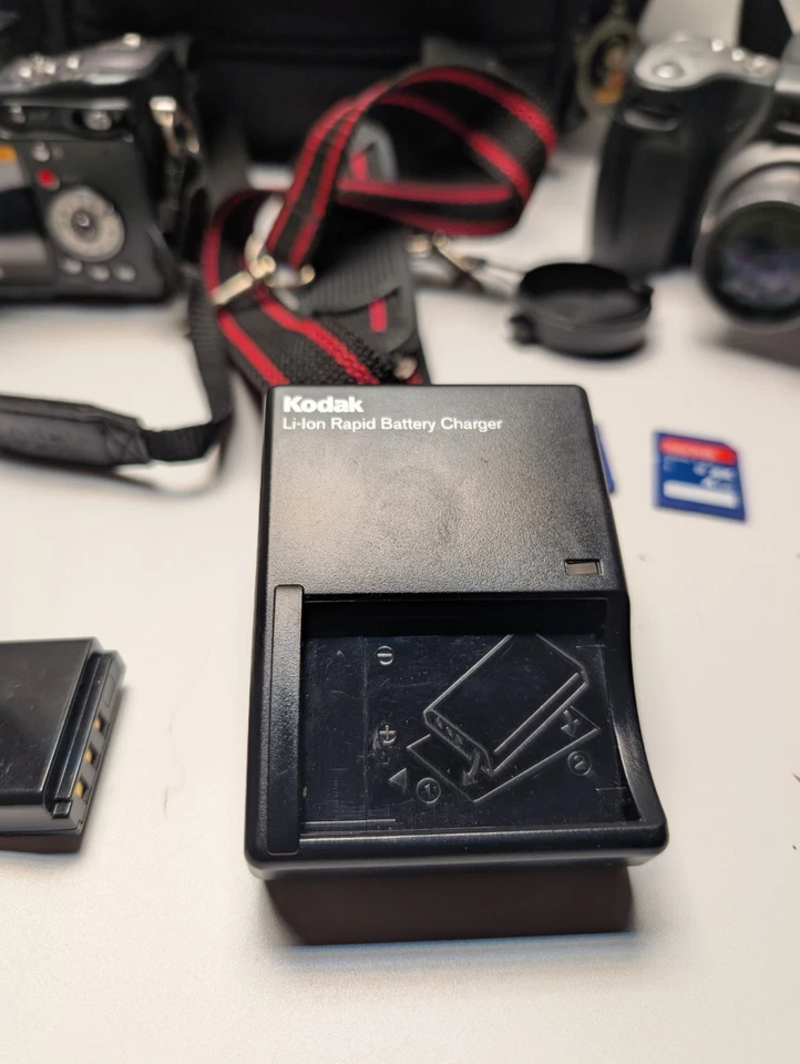 Kodak EasyShare DX7590 Camera(2) 5MP Digital W Charger 2 Batteries Carry Bag - Image 3 of 4