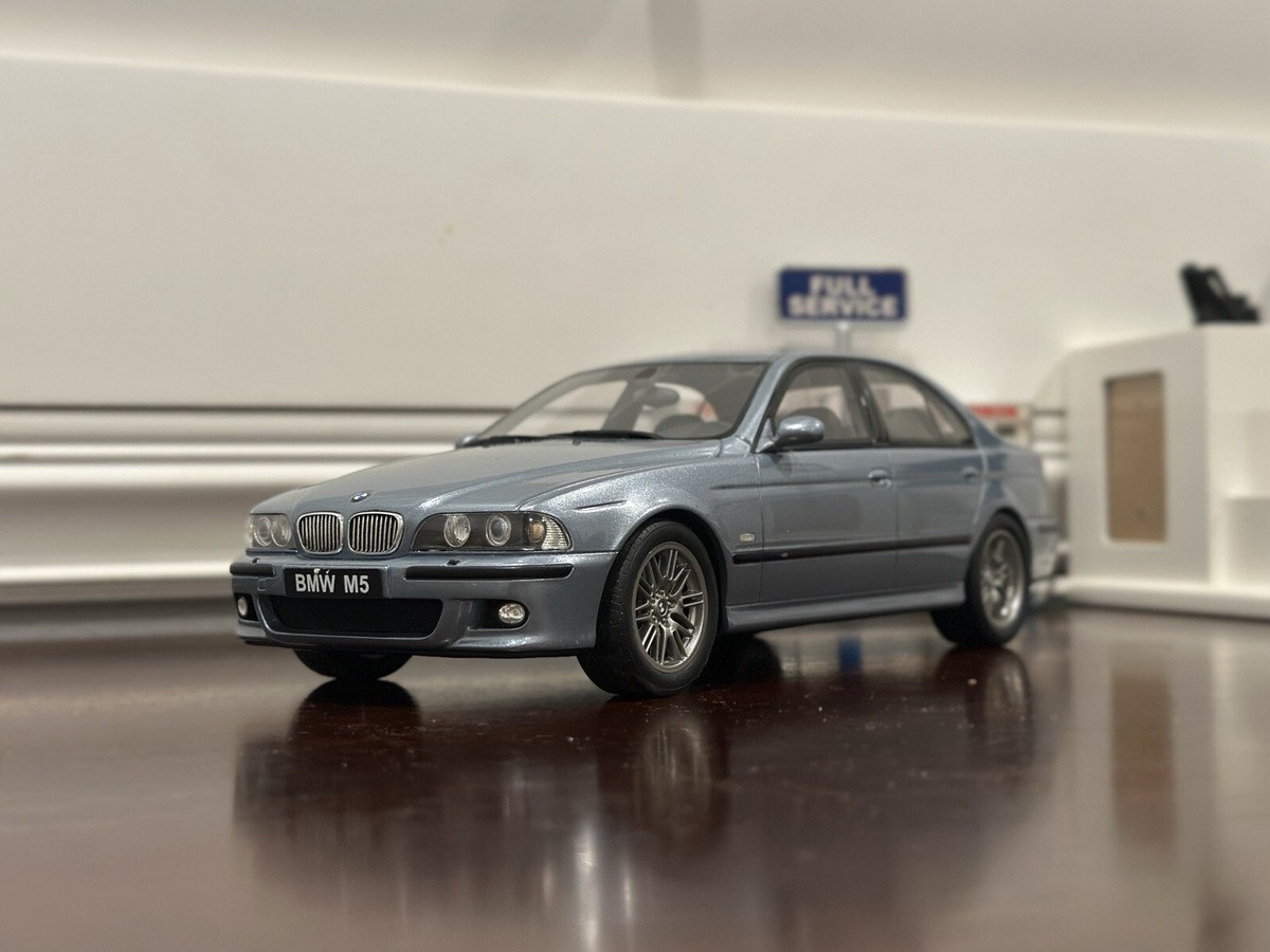 BMW M5 1/18スケール ミニカー BMW (E39) M5, Silverwater Blue | OttoMobile 1/18 | Face
