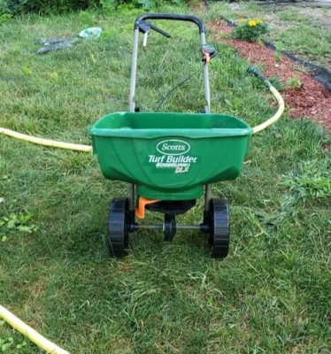 Scotts Lawns 76232 Deluxe Turf Builder Broadcast Spreader