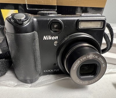 Nikon Coolpix P5100 Digital Compact Camera 12.1MP Complete Set w