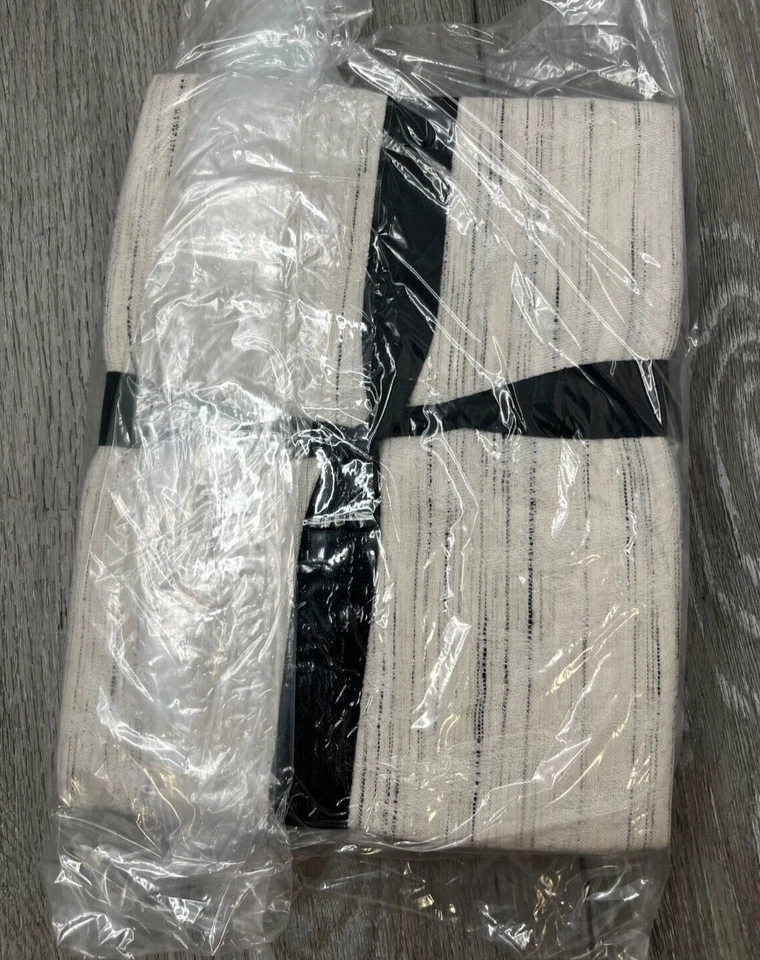 Almohada West Elm Jacquard Melange Lavada Falsa, Crema/Negro Talla Euro Foto 4 de 4