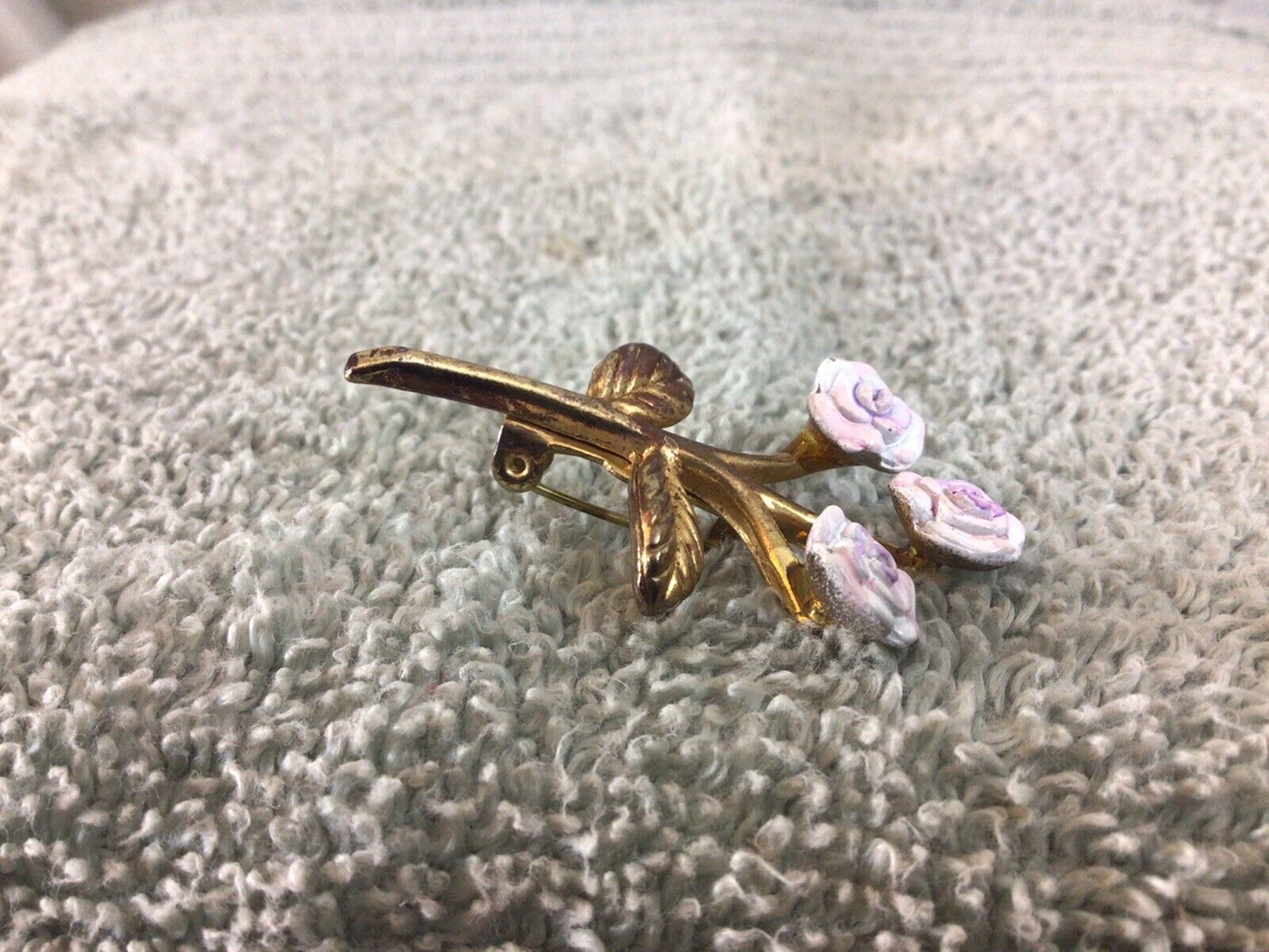 Vintage Gold Tone Brooch W/3 White Flowers W/Hint… - image 3