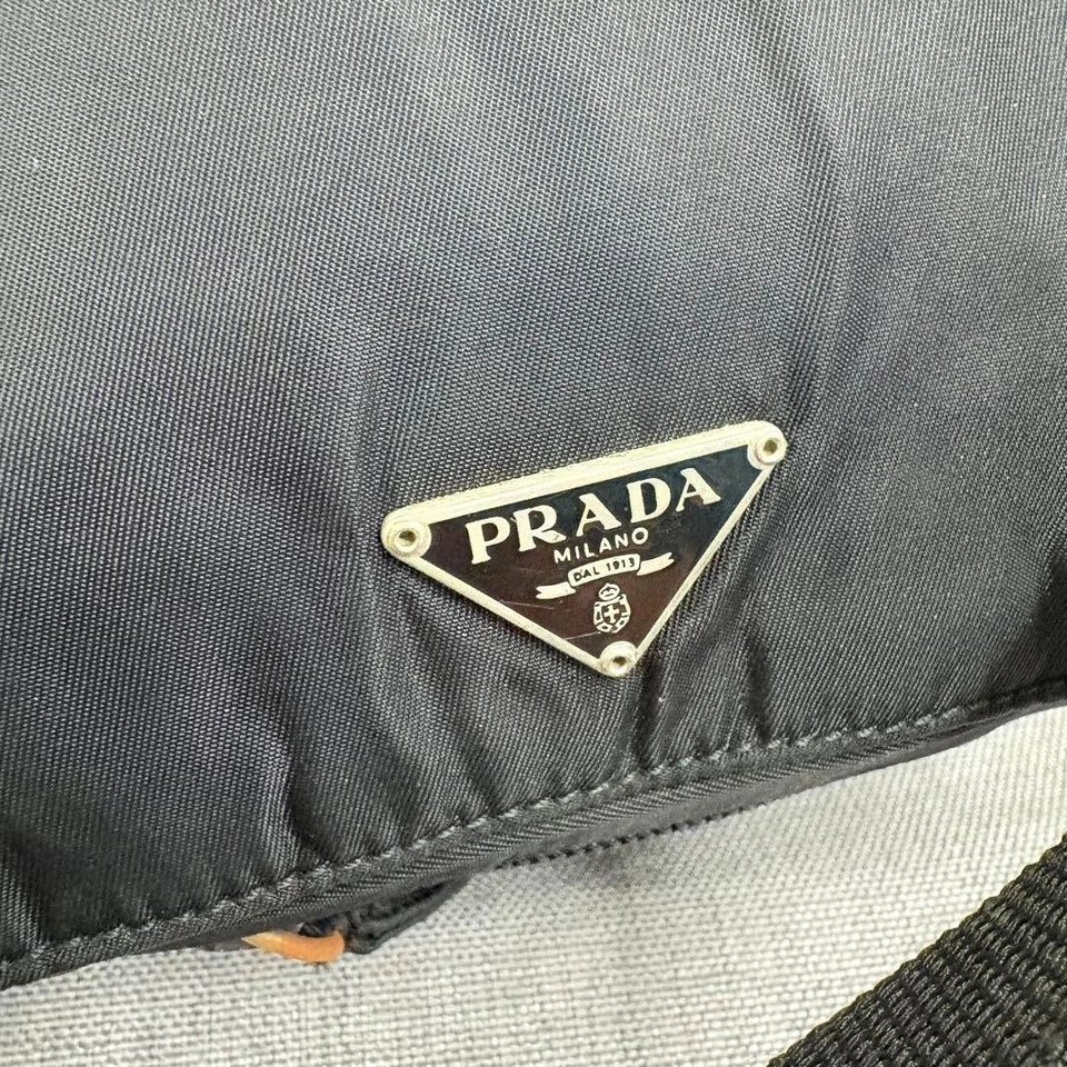Нейлоновая сумка через плечо PRADA черная серебристая б/у подлинная R11260 - Изображение 3 из 4