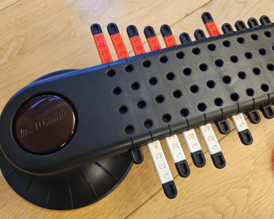 MASTERMIND The Classic Code Cracking Game By Parker 2004 - for 2 to 5 players - Image 4 of 4