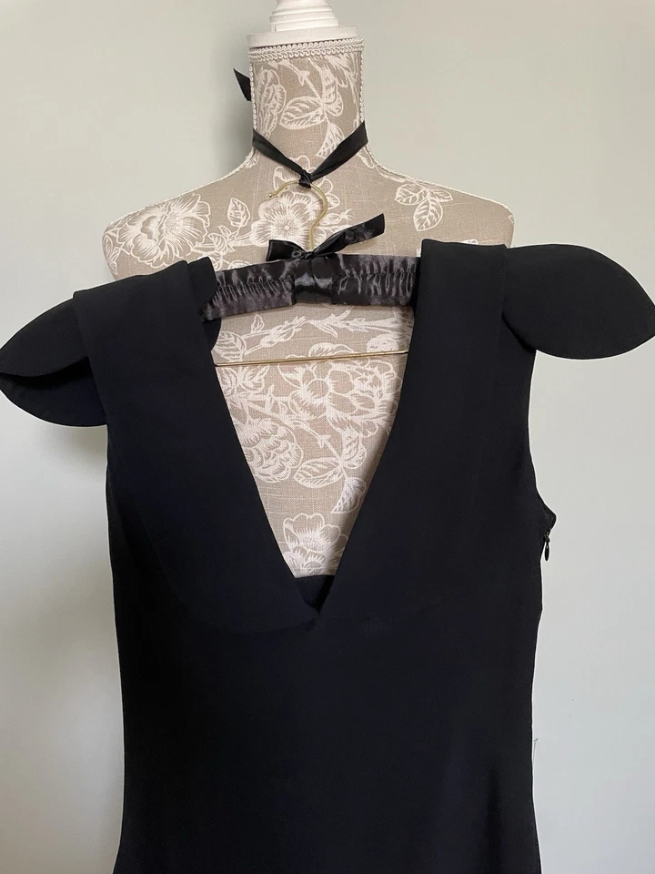 Impresionante Vestido Alexander McQueen Pequeño Negro IT38 Hombros Acolchados Foto 3 de 4