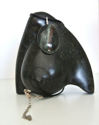 Pendentif ovale en serpentine du Limousin avec bande minérale - Imagen 5 de 5