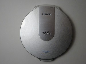 SONY ソニー CD WALKMAN D−NE10 薄型 ウォークマン ソニー、ATRAC3plus/MP3対応のCDウォークマン3モデル