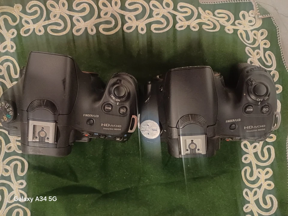 Dos cuerpos de cámara digital Sony Alpha SLT-A58 SLR sin batería y cargador sin lente. Foto 2 de 4