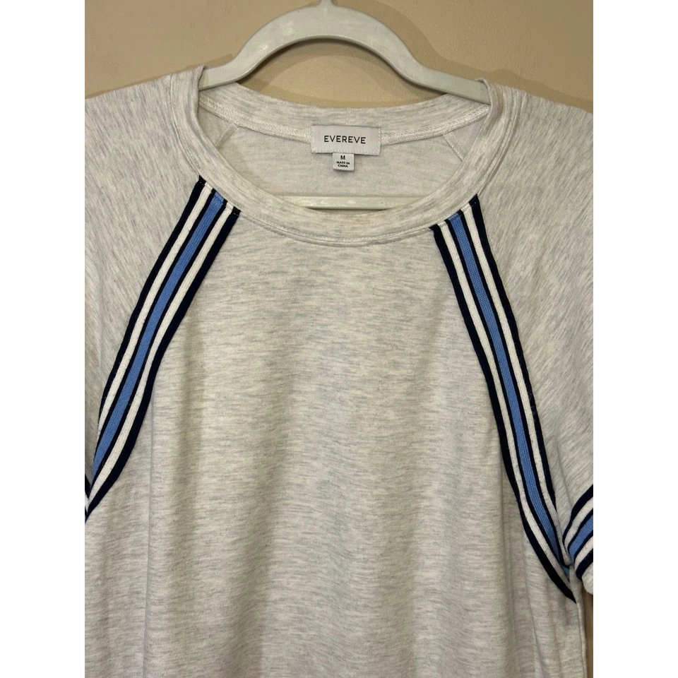 Sudadera para mujer Evereve gris atlética a rayas manga abullonada talla mediana Foto 3 de 4