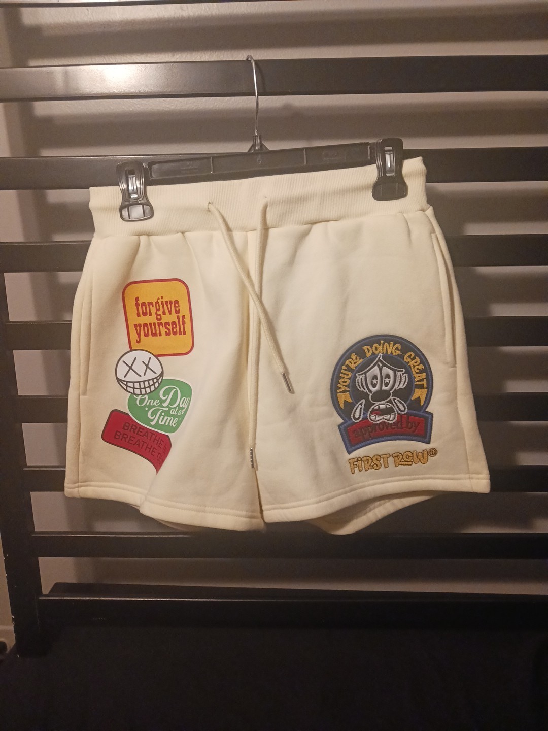 Pantaloncini corti in pile prima fila patch grafica panna uomo taglia L nuovi