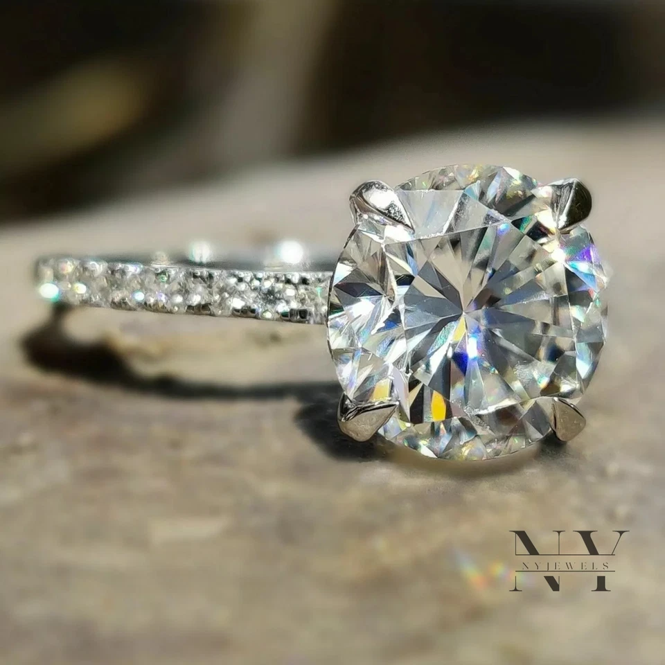 Anillo de compromiso solitario moissanita de oro blanco sólido de 14 quilates corte redondo de 2,50 quilates Foto 4 de 4
