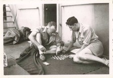 ANCIENNE PHOTOGRAPHIE  ~1945 MILITAIRES JEU DAMES SUR LE NAVIRE VERS L'INDOCHINE