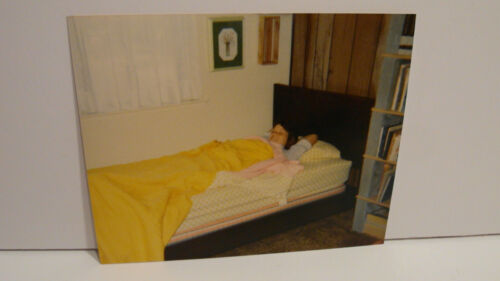 1980S VINTAGE FOUND PHOTOGRAPH COLOR ORIGINAL PHOTO CUTE WHITE TEENAGER GIRL BED - Afbeelding 1 van 4