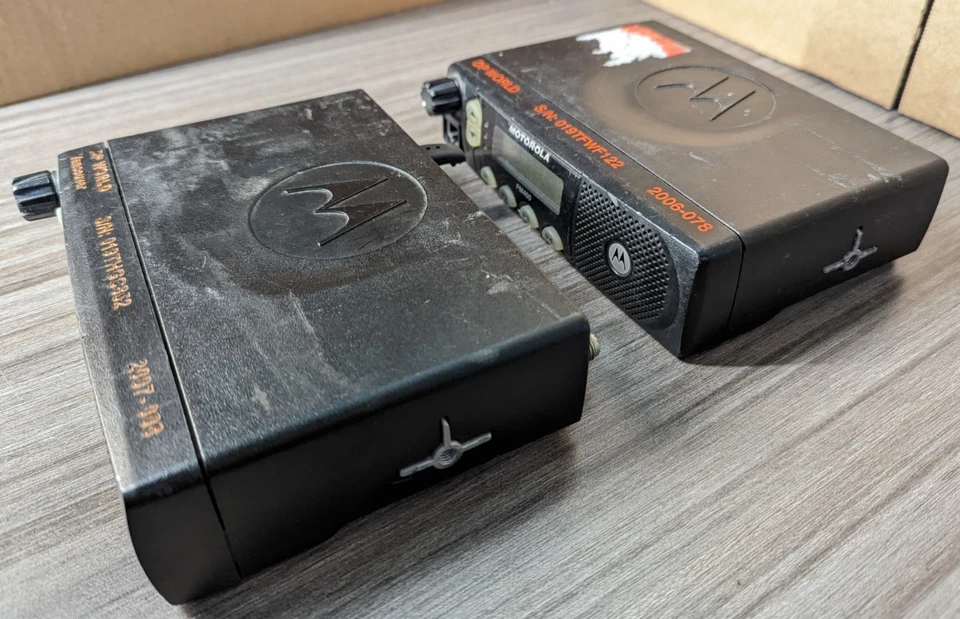 lot of 2 Motorola PM400 UHF 438-470 MHz 64 Channel 25 Watt - Image 2 of 4