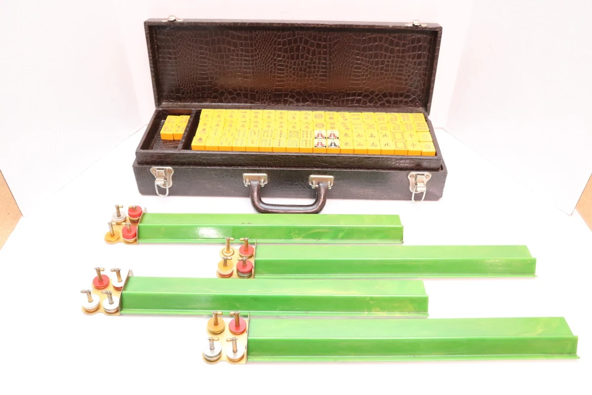 Milieu du siècle Mahjong en bakélite avec étui d'origine