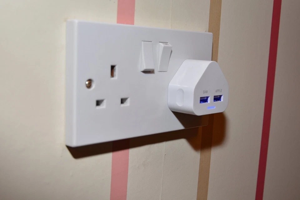 Fast 2000 mAh Dual Charger For iPhone/Android - White - Image 2 of 2