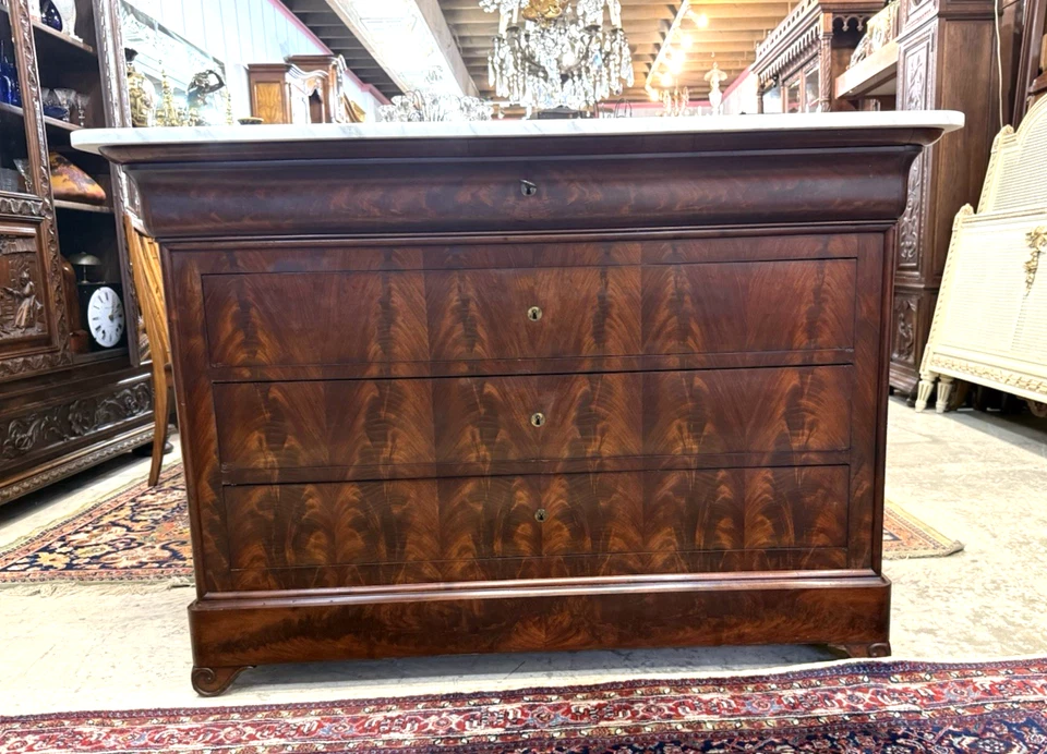 Cofre francés Louis Philippe | Armario aparador superior de mármol blanco caoba flameado Foto 2 de 4