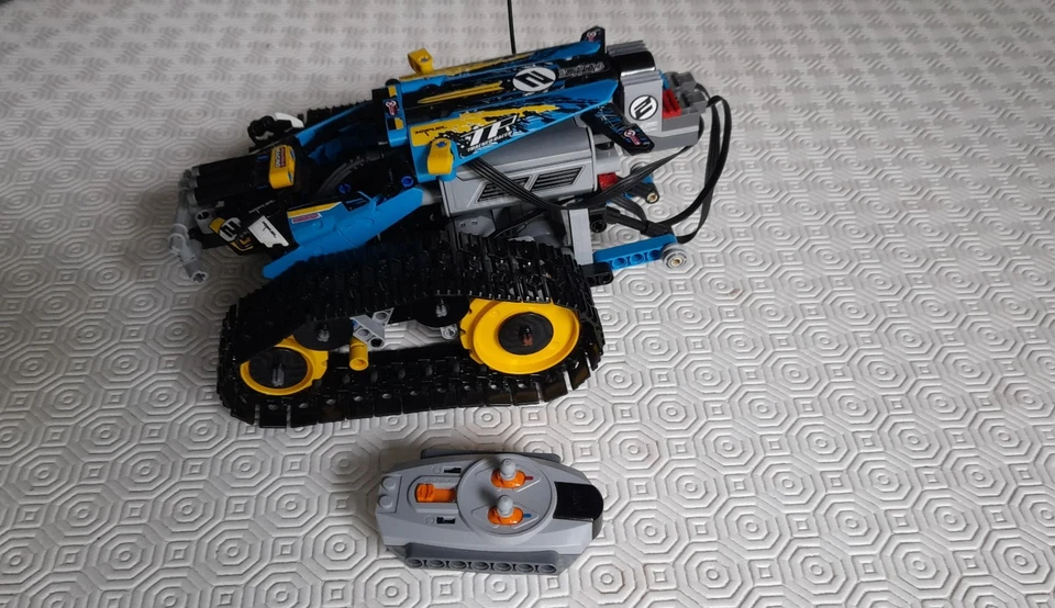 LEGO Technic 42095 Remote-Controlled Stunt Racer, photo 3 sur 3