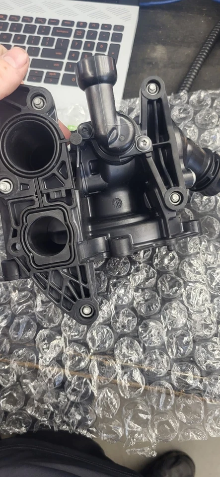 Carcasa termostato Volkswagen Passat 06k-122-111-p.  Foto 3 de 4