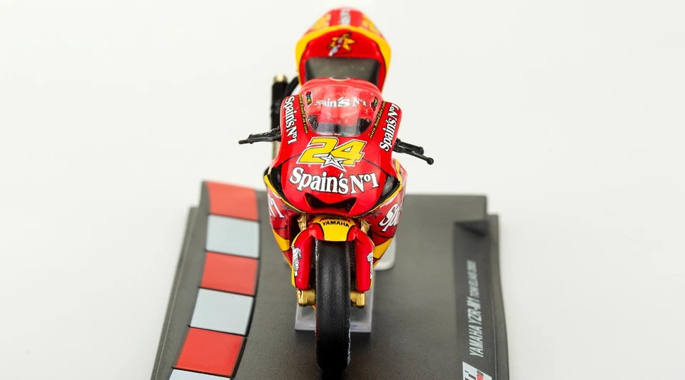 Yamaha YZR-M1 Toni Elias 2005 Scala 1:24 Modellino Classe MotoGP  Numero 24 - Immagine 4 di 4