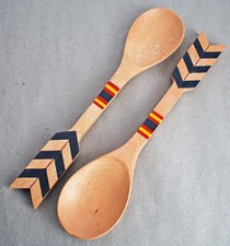Cuchara para servir ensalada flecha madera grande Two's Company vintage India 13"