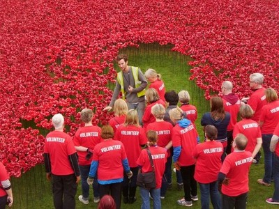 Foto A3 Mohn Pflanzgefäße London Freiwillige bekommen Anweisungen auf Planti c2014