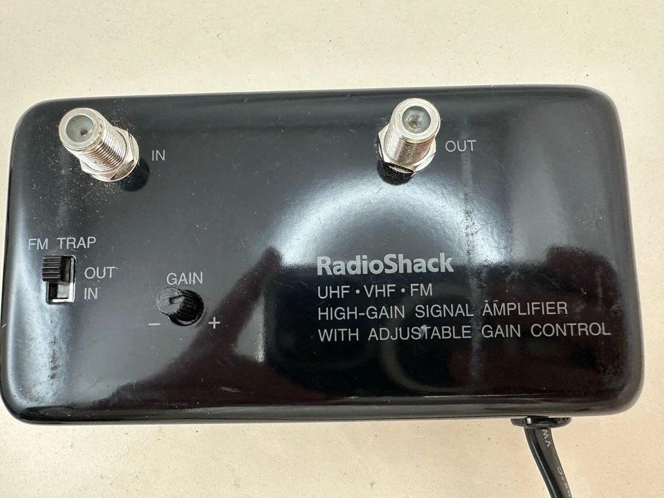 RadioShack UHF VHF FM High Gain Signal Amplifier 15-1113c 120V 60Hz 3.6W - 25db - Image 2 of 4
