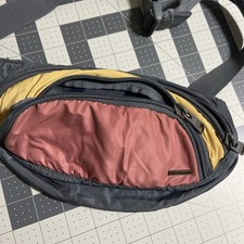 Marsupio grigio Roxy marsupio cintura con accento giallo senape e malva nuovo senza etichette