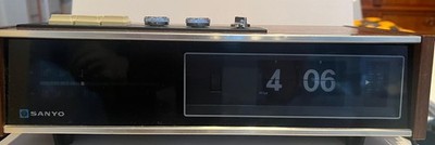 Vintage Sanyo Radiowecker 1970er   Schönes Holzgehäuse, Flip-Display läuft 1A!