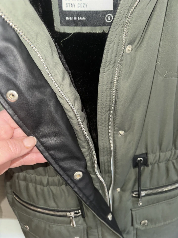 Abrigo parka forrado de piel Justice para niñas talla 12 verde oliva Foto 3 de 4