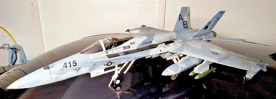 BBI FA-18 Hornet USS Kitty Hawk 1/18 Top Gun Fighter Jet - ENORME - Immagine 3 di 4