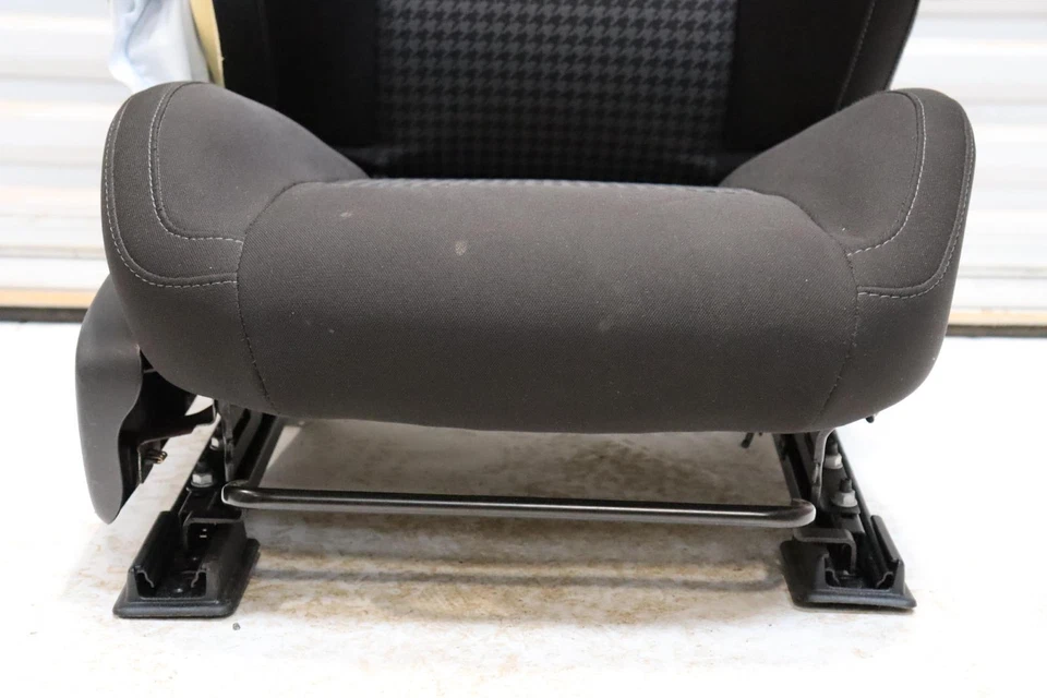 Dodge Challenger 2015-2023 asiento del pasajero delantero derecho tela negro OEM Foto 2 de 4