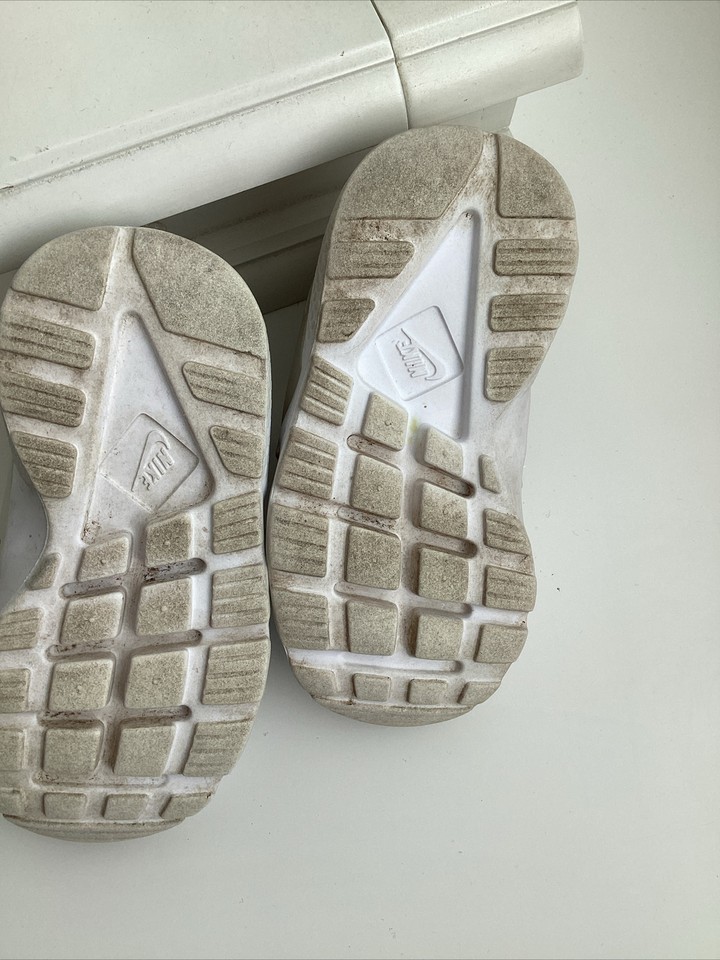 white nike kids trainers