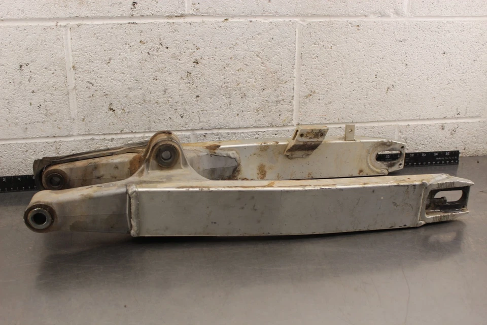 2001 Suzuki RM250 SWINGARM SWING ARM SUSPENSION O918 - Image 2 of 4