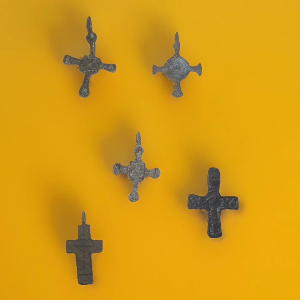 Cruz cristiana bizantina medieval y moderna temprana reliquias Curlandia Letonia Foto 3 de 4